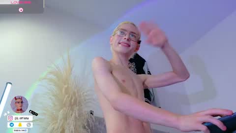 liiamluna momentopname van live room op Chaturbate