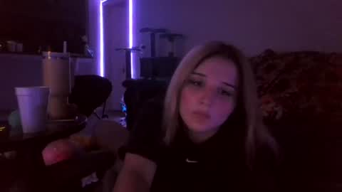 lilred0503 снимок онлайн-комнаты на Chaturbate
