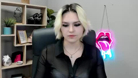 lilysweetxo live room snapshot on Chaturbate