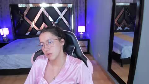 linda4petite снимок онлайн-комнаты на Chaturbate