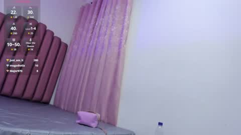 little_star_23 live room snapshot on Chaturbate