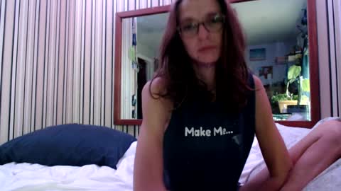 littlewhiskeygirl live room snapshot on Chaturbate