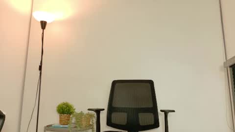 loveit_hermione live room snapshot on Chaturbate