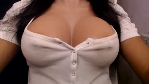 lovely_jona momentopname van live room op Chaturbate