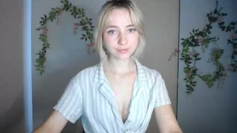 luciacam20 live room snapshot on Chaturbate
