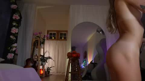 lucy_gooosey live room snapshot on Chaturbate