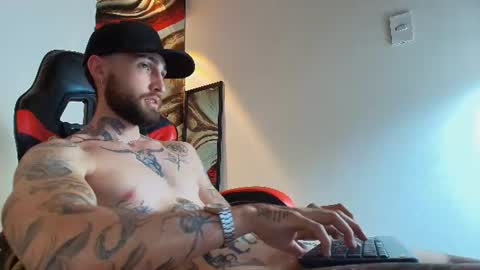 luke_davis01 снимок онлайн-комнаты на Chaturbate