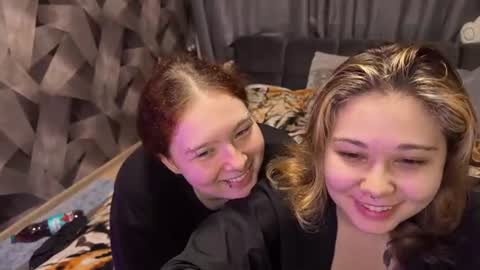 lunarcouple_ momentopname van live room op Chaturbate