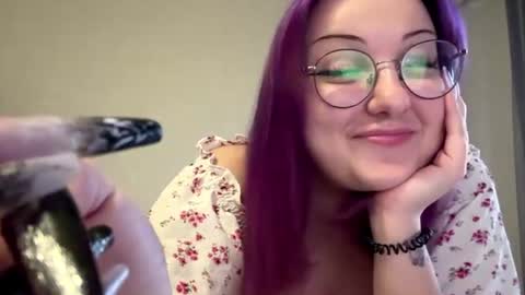 luveniaschalow captura da sala ao vivo na Chaturbate