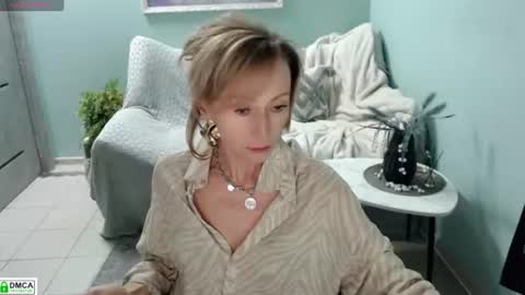m00n_bloom Momentaufnahme des Live-Raums auf Chaturbate