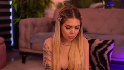 maevarey captura da sala ao vivo na Chaturbate