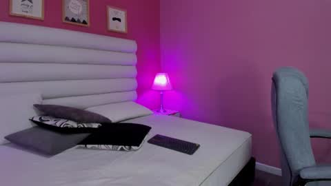 malory_mora live room snapshot on Chaturbate