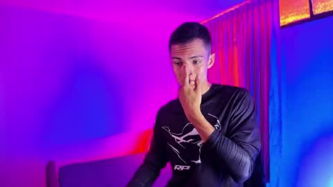 matiius18 live room snapshot on Chaturbate