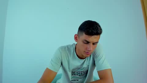max_wild01 live room snapshot on Chaturbate