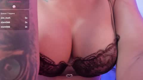 meganfoxxi_ снимок онлайн-комнаты на Chaturbate