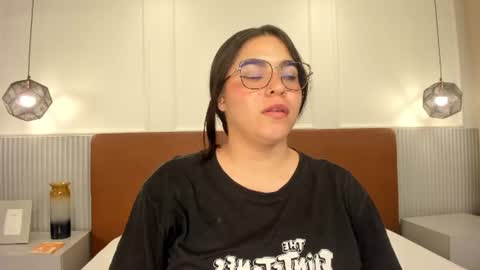 melanie_hillz снимок онлайн-комнаты на Chaturbate