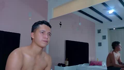 mila_and_coti Momentaufnahme des Live-Raums auf Chaturbate