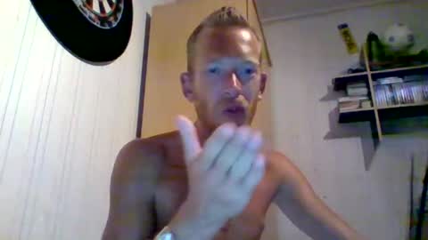 mitta93 momentopname van live room op Chaturbate