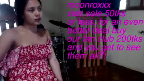 moonroxxx live room snapshot on Chaturbate