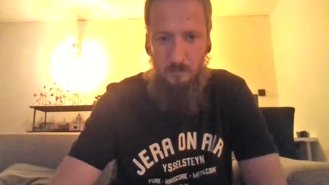 mrt1027 live room snapshot on Chaturbate
