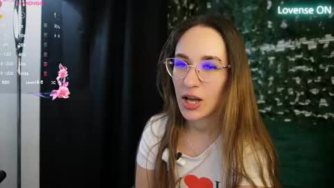 nicoleirisxxx live room snapshot on Chaturbate