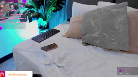 nicolleeevanss captura de la sala en vivo en Chaturbate
