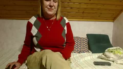 nikole111 live room snapshot on Chaturbate