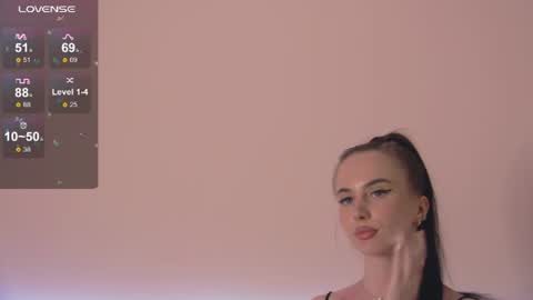 oliviaa_x live room snapshot on Chaturbate