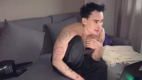 oneoneoneclimax Momentaufnahme des Live-Raums auf Chaturbate