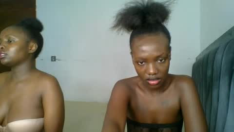 peach_ebonny live room snapshot on Chaturbate