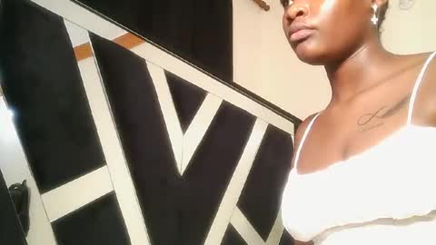petitee_desire снимок онлайн-комнаты на Chaturbate