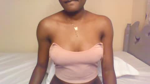 petiteediva momentopname van live room op Chaturbate