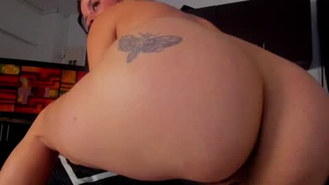 pettitefemm captura da sala ao vivo na Chaturbate