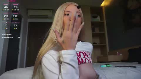 pluxury_adalheidis live room snapshot on Chaturbate
