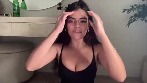 poutyselena live room snapshot on Chaturbate