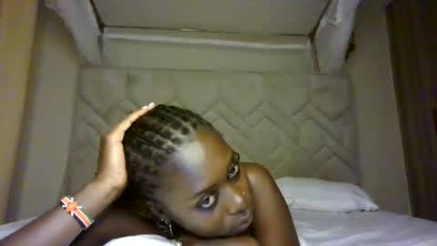 prettydulce live room snapshot on Chaturbate