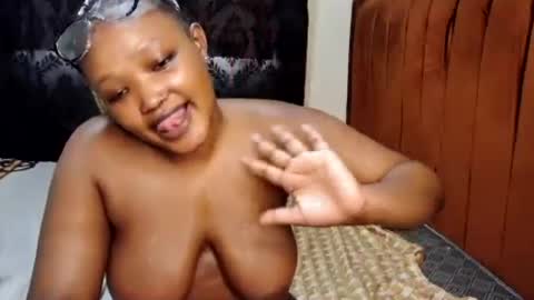 prettynyra momentopname van live room op Chaturbate