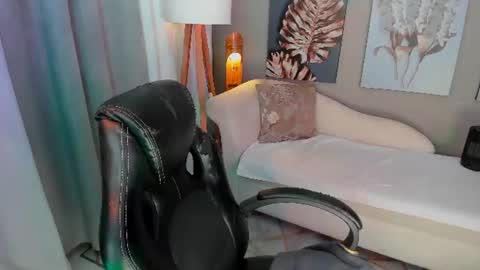priya_rose снимок онлайн-комнаты на Chaturbate
