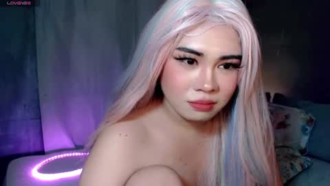 qt_luna18 momentopname van live room op Chaturbate
