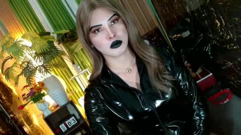 queen_kendalx19 live room snapshot on Chaturbate