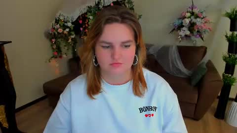 radiantfeeling live room snapshot on Chaturbate