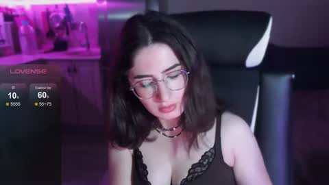 regina_glow live room snapshot on Chaturbate
