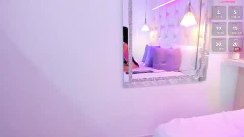 renataoviedo live room snapshot on Chaturbate