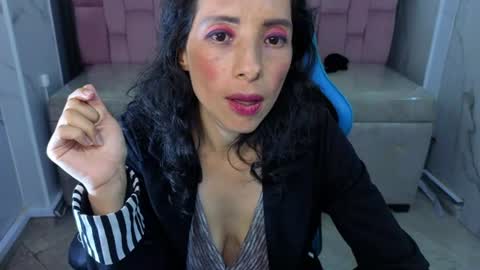 roxxe_monrrow_b live room snapshot on Chaturbate