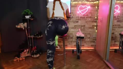 sara__foxy снимок онлайн-комнаты на Chaturbate