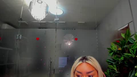 sarahstone_ live room snapshot on Chaturbate