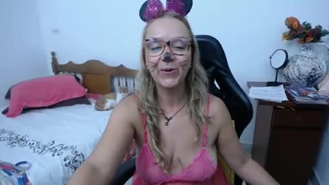 saray1221 live room snapshot on Chaturbate