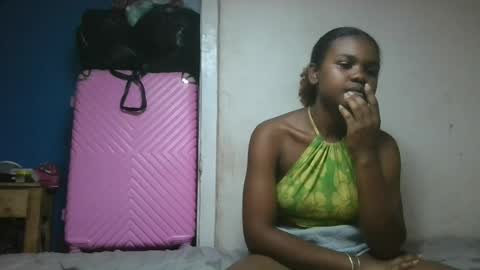 sasantella live room snapshot on Chaturbate