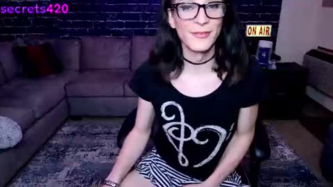 secrets420 live room snapshot on Chaturbate