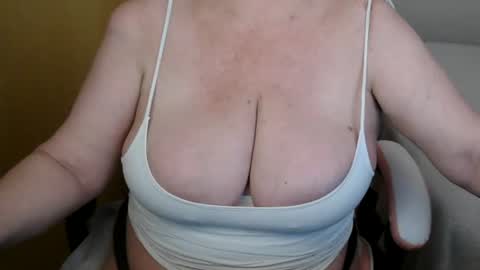 sensual_cris live room snapshot on Chaturbate